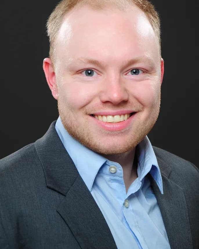 Porträt von Jannis Okun